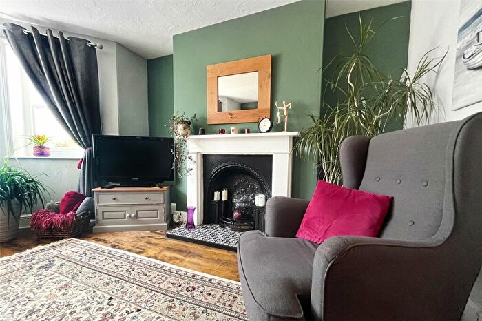 1 Bedroom Apartment For Sale In South Terrace, Littlehampton, West Sussex, BN17