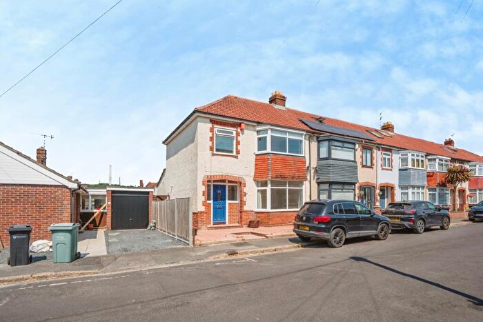 3 Bedroom End Of Terrace House For Sale In Pangbourne Avenue, Portsmouth, Hampshire, PO6