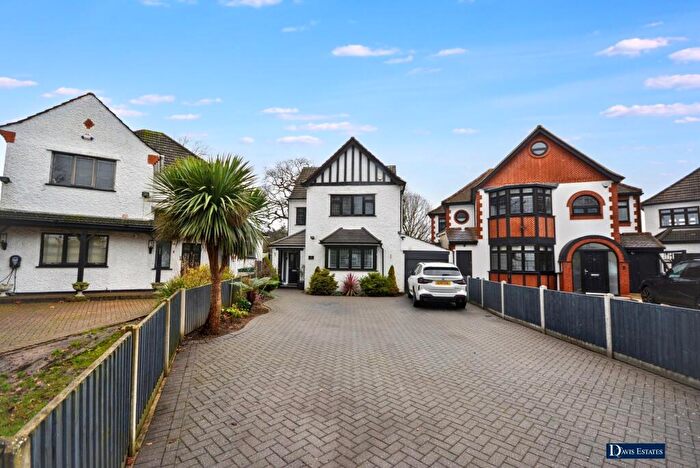 5 Bedroom Detached House For Sale In Castellan Avenue, Gidea Park, Romford, RM2