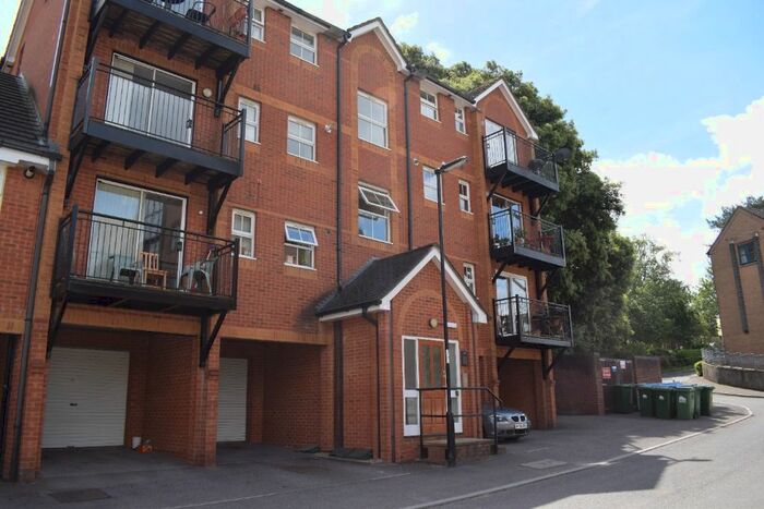 2 Bedroom Flat To Rent In Riverdene Place, Bitterne Park, Southampton, SO18