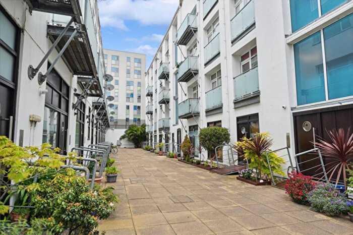 2 Bedroom Flat For Sale In Empire Square, Holloway, N7