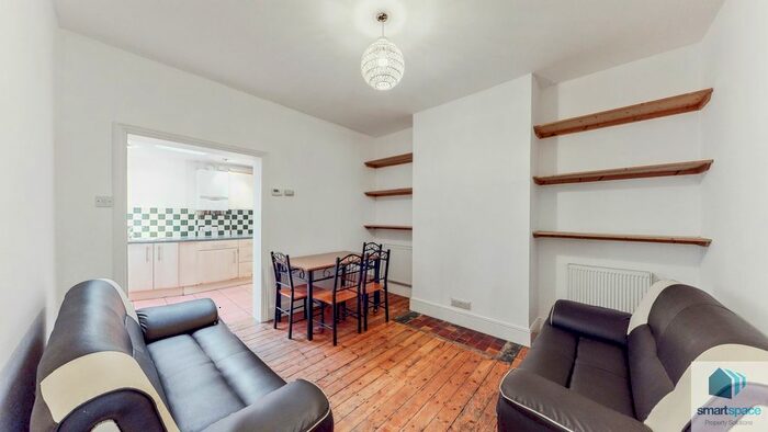 3 Bedroom Flat To Rent In Mandrake Road, London, SW17