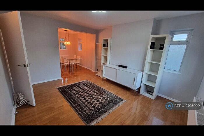 2 Bedroom Flat To Rent In St. Michael's Close, London, N3