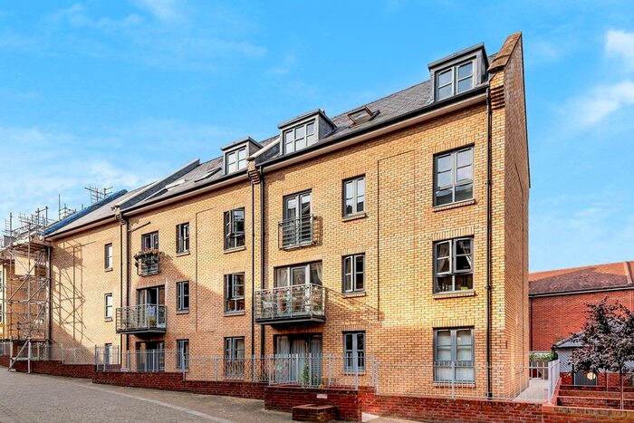 2 Bedroom Flat To Rent In Paynes Park, Hitchin, SG5