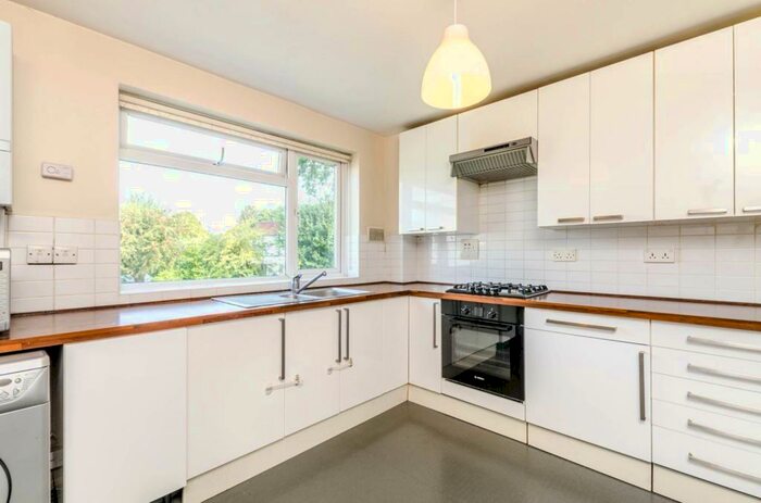 2 Bedroom Flat To Rent In Lonsdale Close, Hatch End, Pinner, HA5