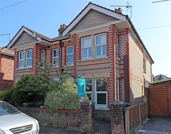 2 Bedroom Apartment For Sale In West Road, Bournemouth, Dorset, BH5