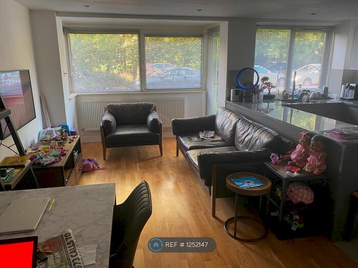 2 Bedroom Flat To Rent In Aston Court, Woodford Green IG8