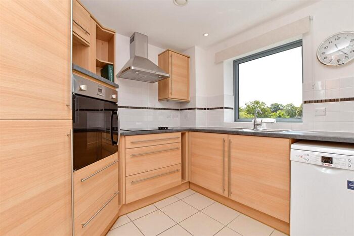 1 Bedroom Flat For Sale In Shotfield, Wallington, Surrey, SM6