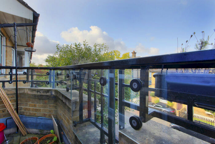 2 Bedroom Flat To Rent In St James Drive, Wandsworth Common, London, SW12