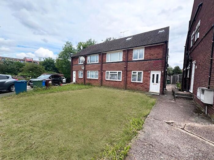 2 Bedroom Maisonette To Rent In Summit Close, Edgware, Middlesex, HA8
