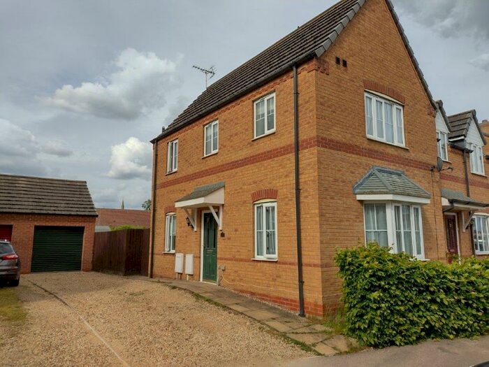 3 Bedroom Semi-Detached House To Rent In Oxford Gardens, Holbeach, PE12