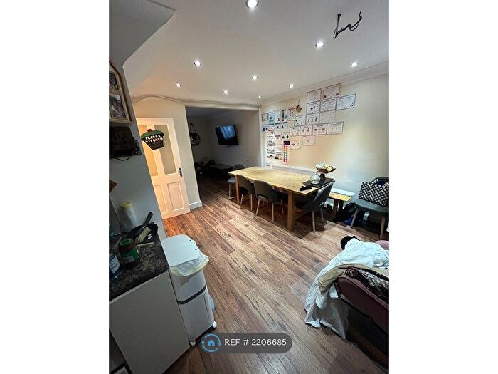 3 Bedroom Semi-Detached House To Rent In Chatfield, Slough, SL2