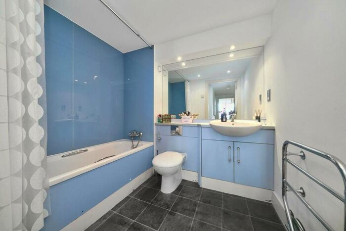 2 Bedroom Flat For Sale In Crews Street, Canary Wharf, E14