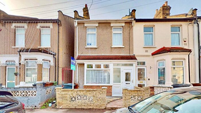3 Bedroom End Of Terrace House For Sale In Faircross Avenue, Barking, IG11
