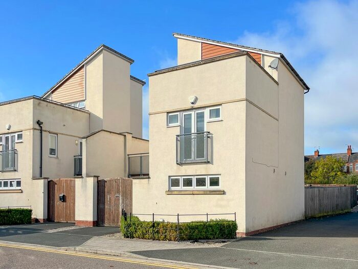 3 Bedroom Detached House To Rent In Watkin Road, Leicester, LE2