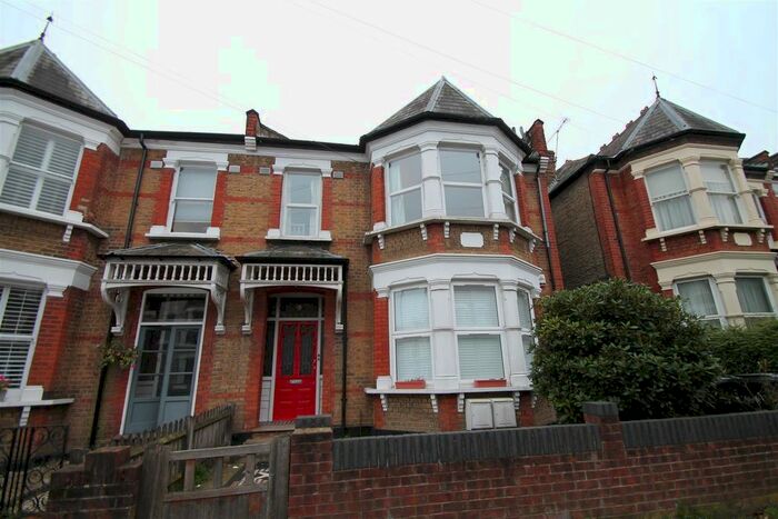 2 Bedroom Flat To Rent In Park Avenue, Palmers Green, London, N13