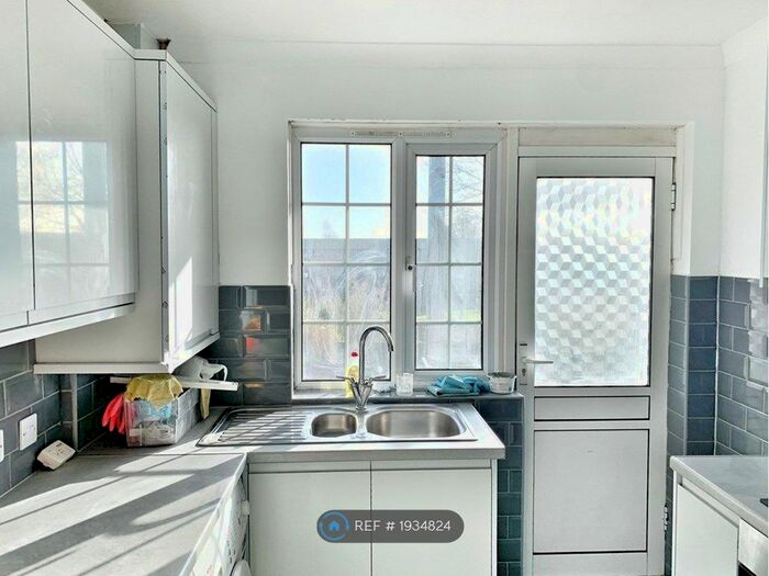 1 Bedroom Flat To Rent In Lyndhurst Court, London, E18