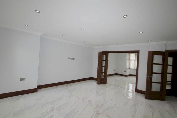 5 Bedroom Semi-Detached House To Rent In Singleton Scarp, London N12