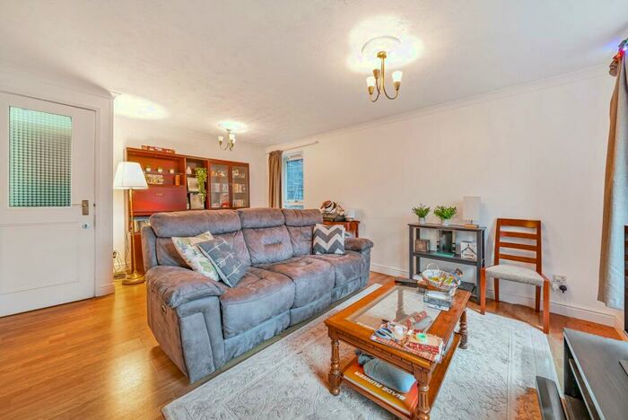 2 Bedroom Flat To Rent In Nevill Court, Chelsea, London, SW10