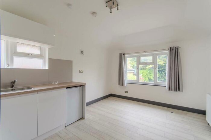 Studio To Rent In Dollis Hill Lane, Dollis Hill, London, NW2