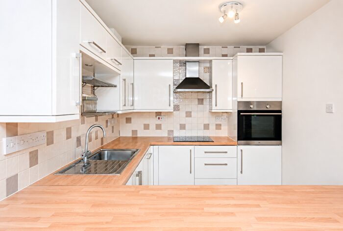 2 Bedroom Flat To Rent In St James Court, Clarendon Road, Harpenden, Hertfordshire, AL5