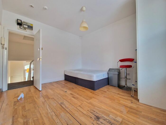 Studio To Rent In Finsbury Park Road, London, N4