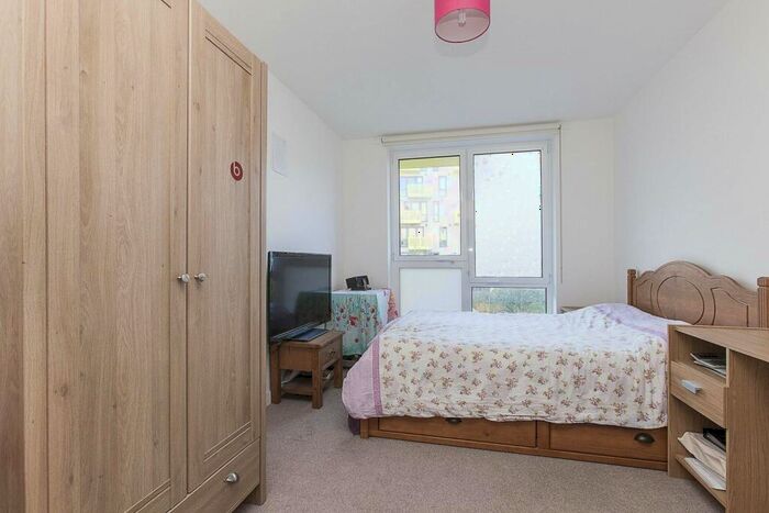 3 Bedroom Maisonette To Rent In Trafalgar Gardens, Stepney, London, E1