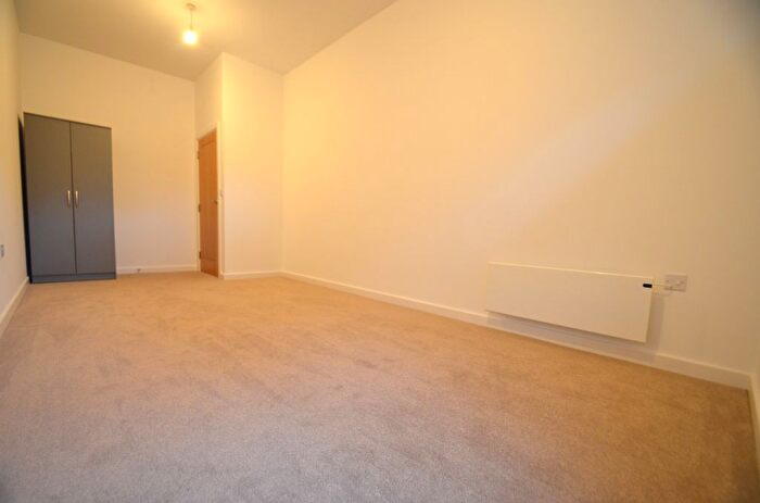 1 Bedroom Flat To Rent In Lakeside Close, Staines-Upon-Thames, TW18