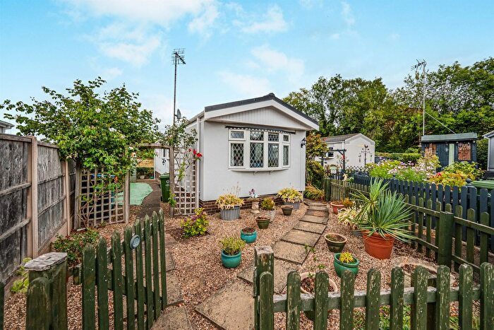 2 Bedroom Park Home For Sale In Hinksford Mobile Home Park, Kingswinford, DY6