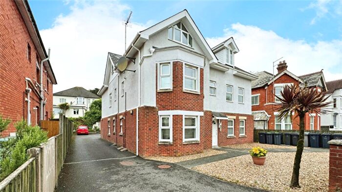 2 Bedroom Flat For Sale In Alumhurst Road, Alum Chine, Bournemouth, Dorset, BH4