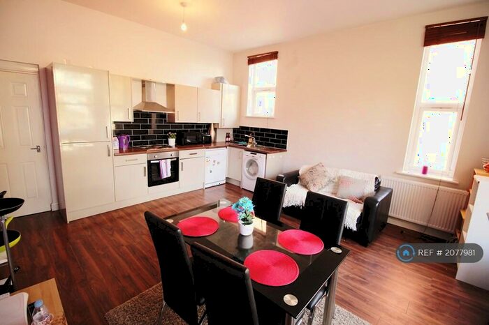 3 Bedroom Flat To Rent In Cardigan Road, Leeds, LS6