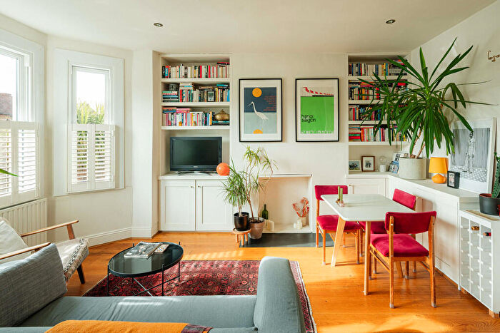 2 Bedroom Apartment For Sale In Valmar Road, London, SE5