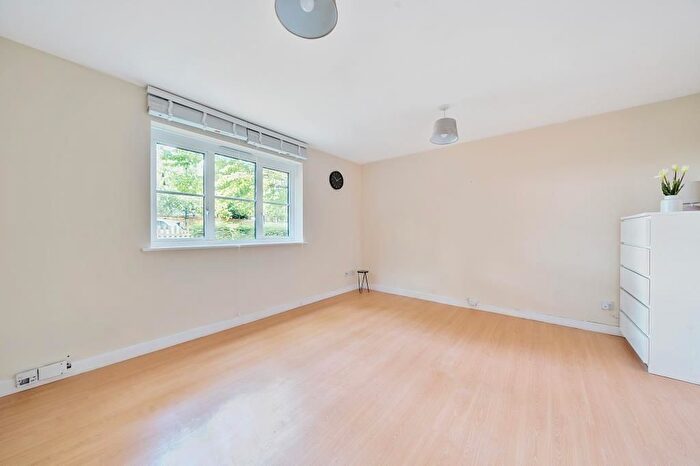 1 Bedroom Flat To Rent In Kendal Court, London, SW14