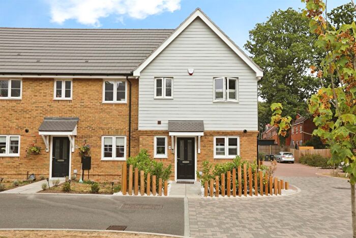 3 Bedroom Semi Detached House For Sale In Sinden Heath, Felbridge, RH19