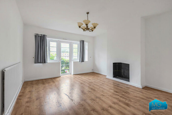 2 Bedroom Apartment To Rent In Linksview, Great North Road, East Finchley, London, N2