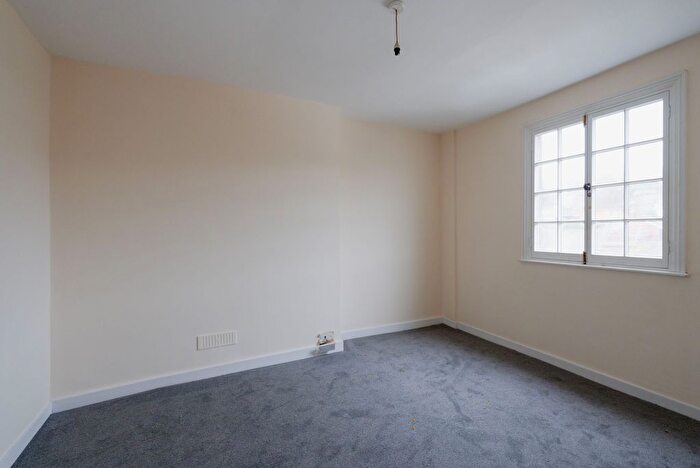 2 Bedroom Flat For Sale In High Street, Crediton, EX17