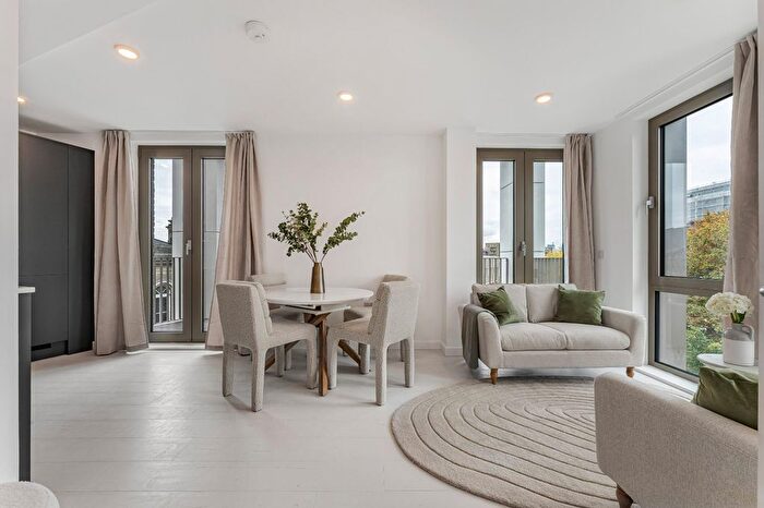 2 Bedroom Flat For Sale In Sailmakers Lofts, - Commercial Road, E14