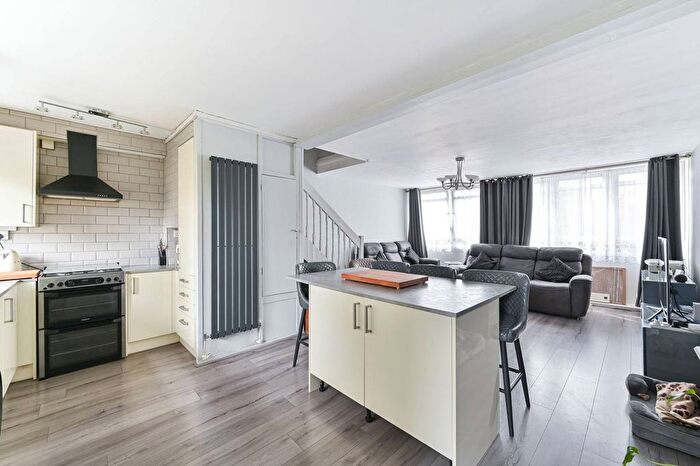 3 Bedroom Maisonette For Sale In Sceaux Gardens, Peckham, London, SE5