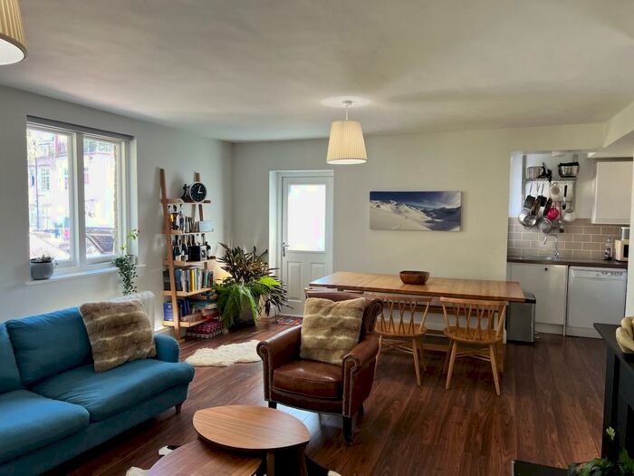 2 Bedroom Flat To Rent In St. Annes Close, N6