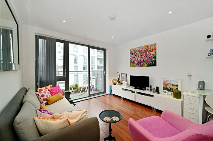 2 Bedroom Flat For Sale In Upper North Street, London, E14