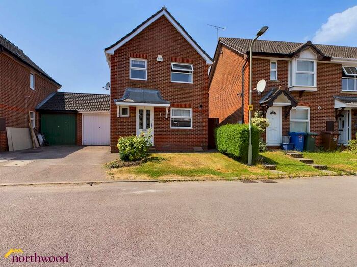 3 Bedroom Link Detached House To Rent In Waltham Gardens, Banbury, OX16