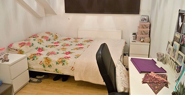 2 Bedroom Flat To Rent In Flat, Kelso Road, LS2