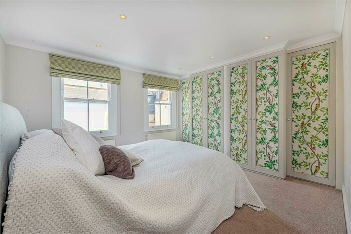 2 Bedroom Cottage To Rent In Cross Street, London, SW13