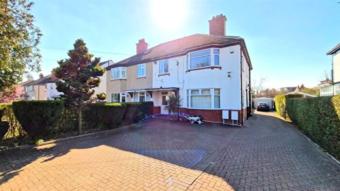 2 Bedroom Flat To Rent In Oakwood Lane, Roundhay, Leeds, LS8