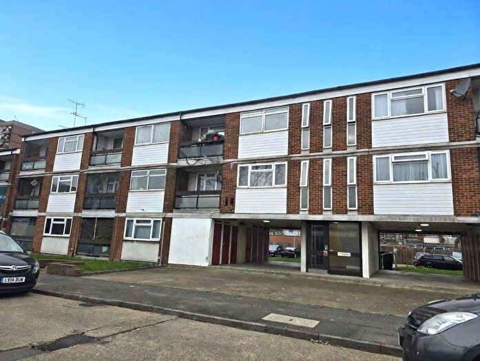 1 Bedroom Flat For Sale In Perth Avenue, Hayes, Greater London, UB4
