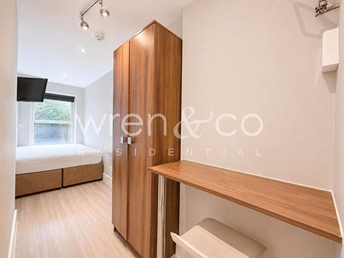 Flat To Rent In Camden Road, N7