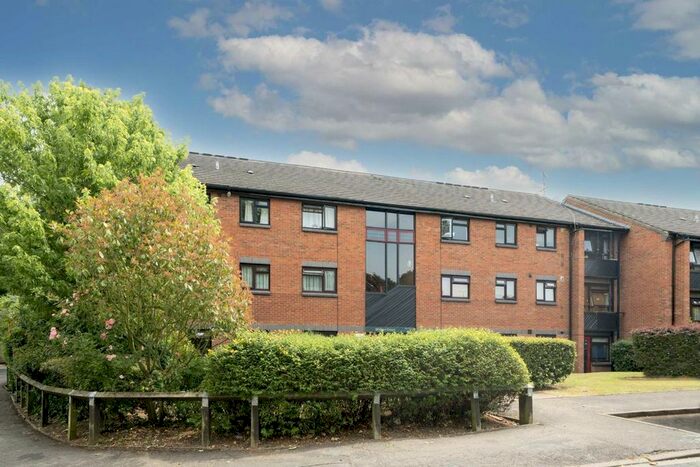 2 Bedroom Flat To Rent In Buckingham Close, London, W5