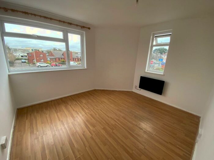2 Bedroom Flat To Rent In Castle Lane West, Bournemouth, Dorset, BH8