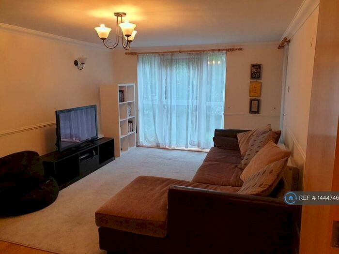 2 Bedroom Flat To Rent In Thistley Court, London, SE8