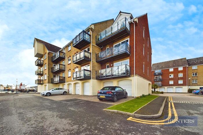 2 Bedroom Flat To Rent In Pacific Close, Ocean Village, SO14